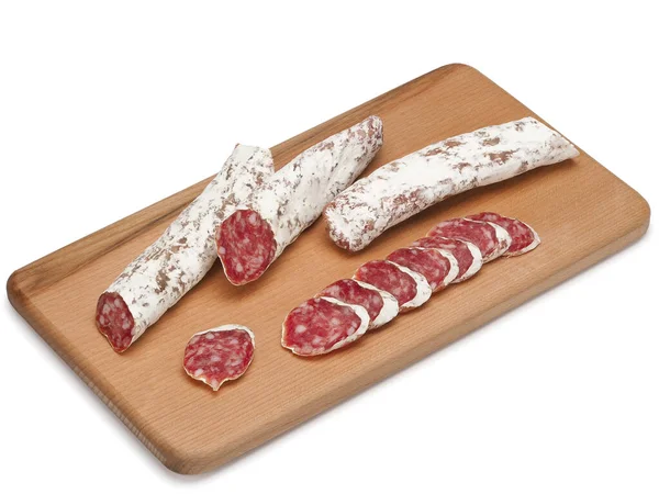 Традиционный испанский Fuet тонкие сушеные колбасы с ломтиками, крупным планом, изолированные на белом фоне — стоковое фото