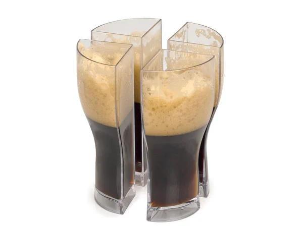 Mörk öl i glas. Glas, indelat i fyra delar — Stockfoto