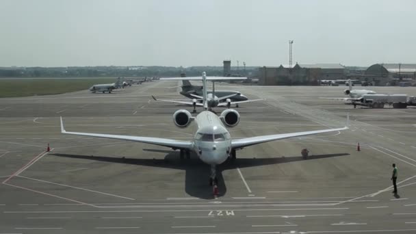 Das Flugzeug wird auf dem Flughafen geparkt — Stockvideo