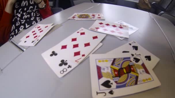 Jogar cartas em uma mesa em um trem — Vídeo de Stock