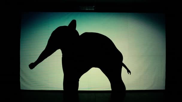 Sombras de la gente dan forma a un elefante — Vídeo de stock