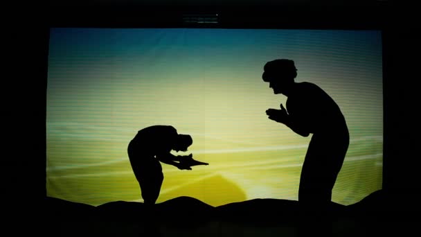 Aladino con la lámpara y las sombras geniales — Vídeo de stock