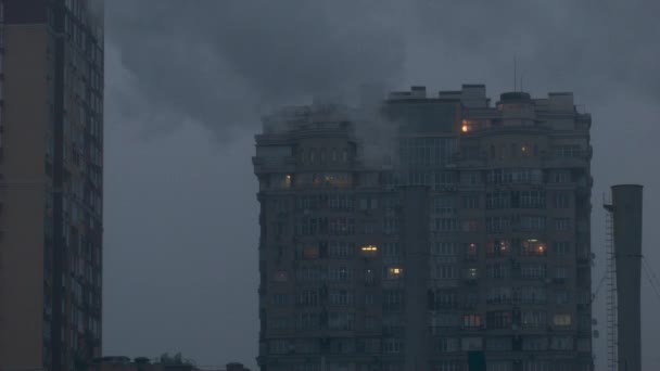 Pfeifenfabrik-Rauch im Hintergrund eines Mehrfamilienhauses — Stockvideo