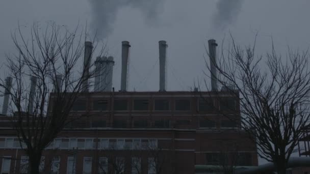 Uma planta enorme com grandes chaminés em fumaça — Vídeo de Stock