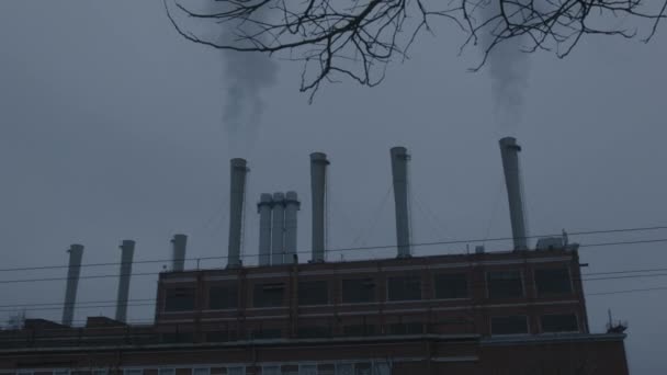 Una planta enorme con grandes chimeneas en humo — Vídeos de Stock