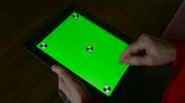 Tablet elinde yeşil bir ekran ile