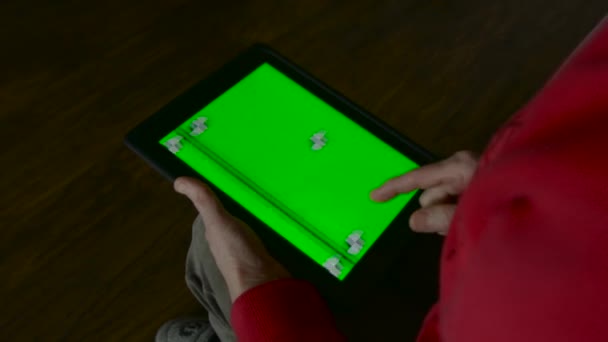Mulher segurando um tablet tela verde — Vídeo de Stock