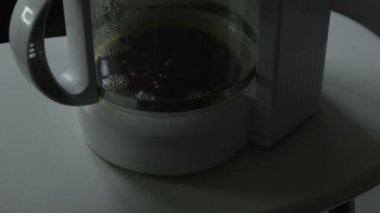 Kahve siyah kahve dökülen başlar