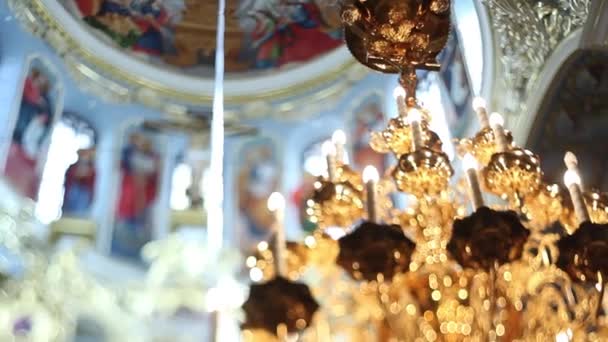 Lampadario Sotto la Cupola della Chiesa Cristiana — Video Stock