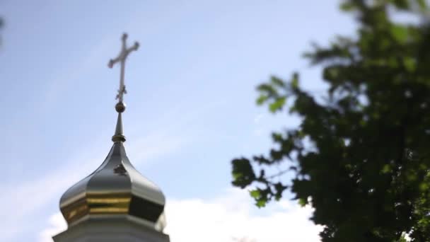 Cúpula da Igreja com Cruz de Ouro — Vídeo de Stock