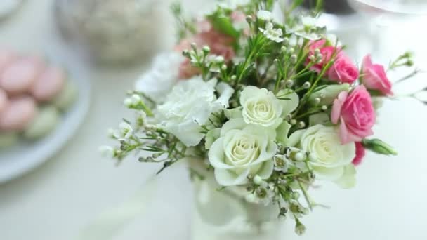 Boeket witte en roze rozen — Stockvideo