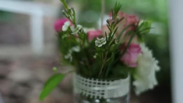 Un pequeño ramo de rosas blancas y rosadas — Vídeos de Stock