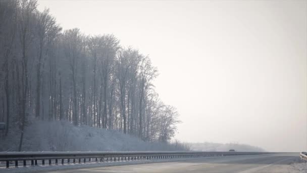 Los coches van en el camino en invierno — Vídeos de Stock