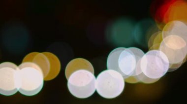 Yanıp sönen ışık Bokeh yoldan