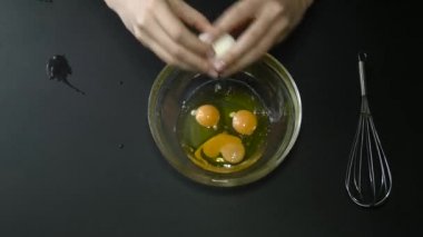 Şeffaf kase fırçalamak yumurta çırpma teli