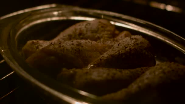 Gambe di pollo al forno nel time-lapse del forno — Video Stock