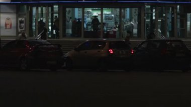 Outlet alışveriş merkezi önünde hızlı hareket