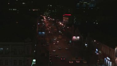 Gece hızlandırılmış yolda araçların hareket