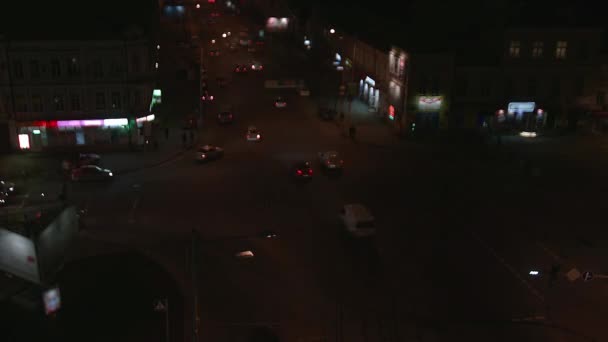 Автомобілі на перехресті в нічний час — стокове відео