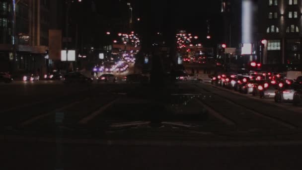 Движение на дорогах в ночное время суток — стоковое видео