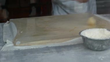 Ellerini koyar dolgu hamur turta yemeye