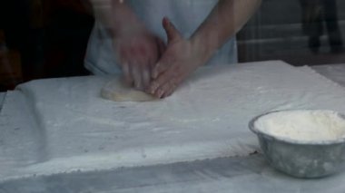 Yoğurma ve hamur turta yemeye çalışırken