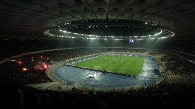 Futbol holiganlar havai fişek stadyumda yaktı.
