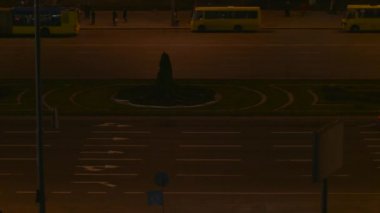 Otomobil sürücüsü aracılığıyla geniş karanlık yol hızlı hareket