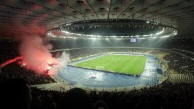 Futbol holiganlar havai fişek stadyumda yaktı.