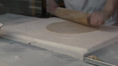 Ellerini koyar dolgu hamur turta yemeye