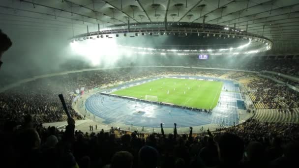 Un gran campo de fútbol en el humo — Vídeo de stock