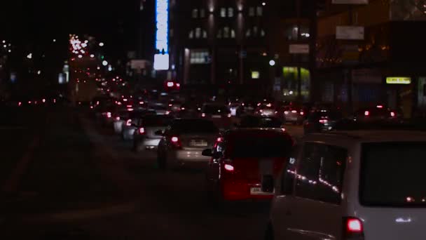 Verkeer van auto's op de weg bij nacht — Stockvideo