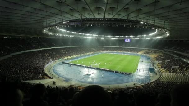 Een voetbalstadion tijdens een wedstrijd — Stockvideo