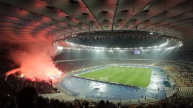 Futbol holiganlar havai fişek stadyumda yaktı.