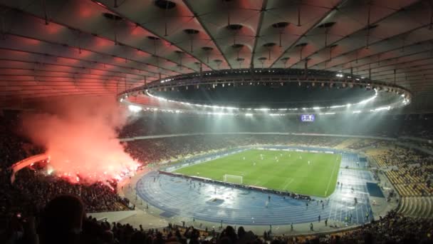 Voetbalhooligans aangestoken vuurwerk in het stadion — Stockvideo