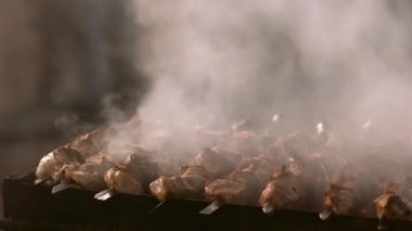 Et şiş üzerinde kömür Barbekü dumanı üzerinde