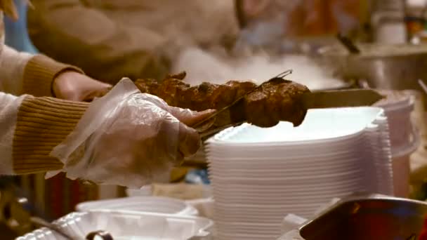 Fleisch am Spieß beim Straßenfest kochen — Stockvideo