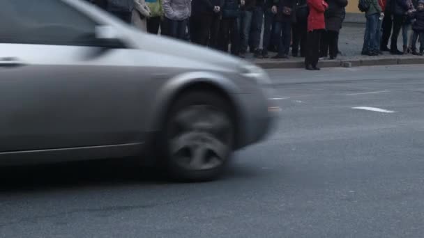 Люди в ожидании на тротуаре — стоковое видео
