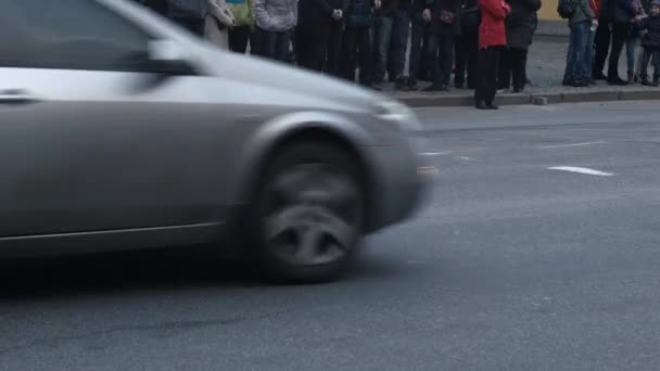 Gente esperando en la acera — Vídeos de Stock