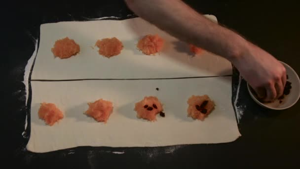 Сырое тесто помещается на сушеную клюкву — стоковое видео