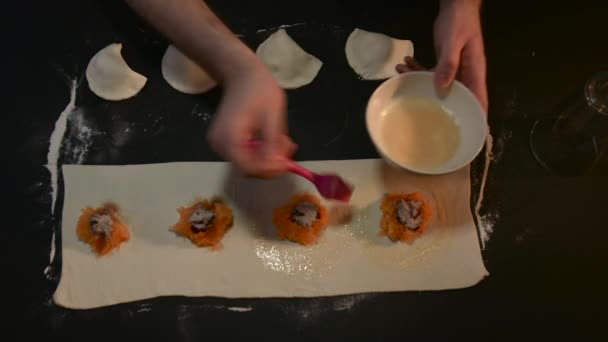 Смазать яйцо тестом вокруг начинки — стоковое видео