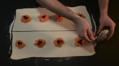 Dolgu üzerinde kahverengi şeker dökün