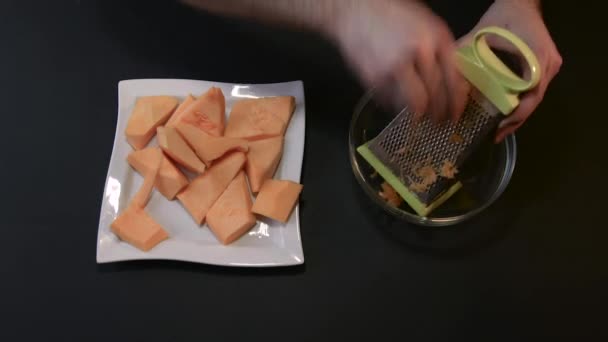 Rub de calabaza cruda en un rallador de metal — Vídeos de Stock