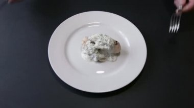 Yemek tabağı cihazlarda hizmet
