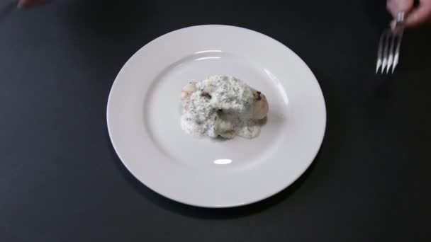 Yemek tabağı cihazlarda hizmet — Stok video