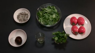 Domates, ıspanak, pancar, tohumlar siyah Resepsiyon üzerinde