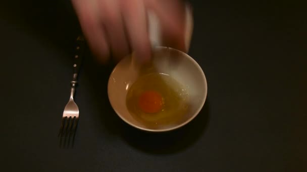 Quebrando ovos em uma tigela e misturando — Vídeo de Stock
