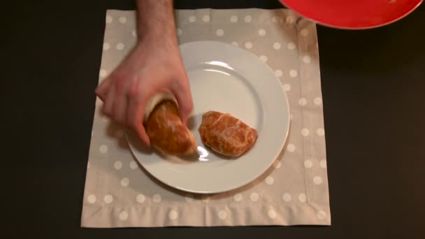 Pasteles de cocina de turno de mano en placa blanca, movimiento rápido — Vídeo de stock