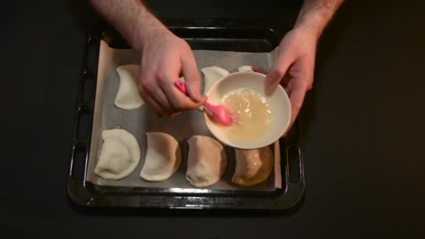 Cozinhar Patties Mão esfrega o ovo de galinha chicoteado , — Vídeo de Stock