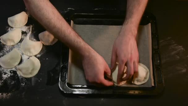 Chef pone empanadas en una bandeja para hornear — Vídeos de Stock